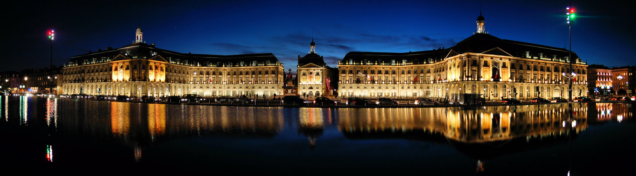Place de la Bourse, Bordeaux. Il punto di partenza di questo viaggio. La piazza è riflessa nello specchio d'acqua più grande del mondo